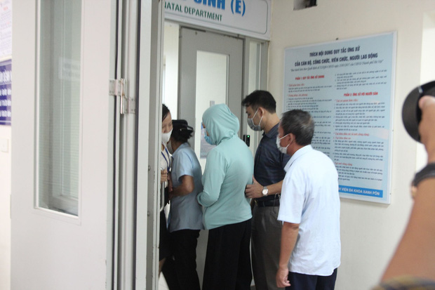 Hà Nội: Mẹ đẻ và khá đông người thân đã đến bệnh viện để đón nhận cháu bé bị bỏ rơi trong khe tường-2