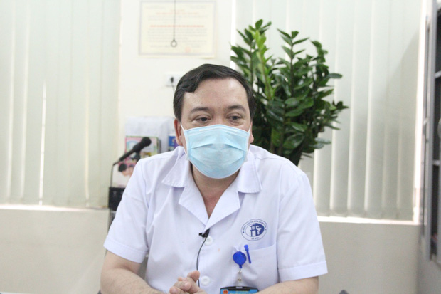 Hà Nội: Mẹ đẻ và khá đông người thân đã đến bệnh viện để đón nhận cháu bé bị bỏ rơi trong khe tường-4
