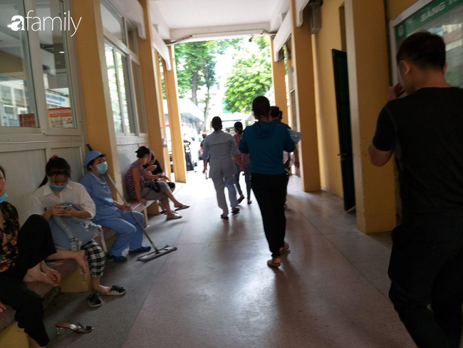 Cái kết đẹp vụ bé trai bị bỏ rơi trong khe tường ở Hà Nội: Ông bà ngoại rưng rưng ôm cháu vào lòng, mong con gái được cộng đồng tha thứ-1