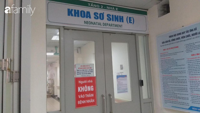 Cái kết đẹp vụ bé trai bị bỏ rơi trong khe tường ở Hà Nội: Ông bà ngoại rưng rưng ôm cháu vào lòng, mong con gái được cộng đồng tha thứ-2