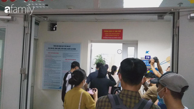 Cái kết đẹp vụ bé trai bị bỏ rơi trong khe tường ở Hà Nội: Ông bà ngoại rưng rưng ôm cháu vào lòng, mong con gái được cộng đồng tha thứ-3