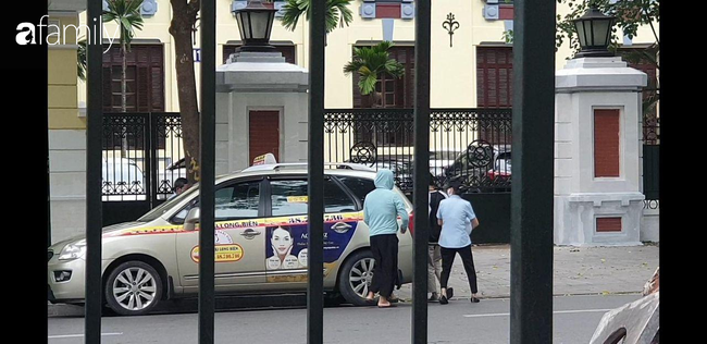 Cái kết đẹp vụ bé trai bị bỏ rơi trong khe tường ở Hà Nội: Ông bà ngoại rưng rưng ôm cháu vào lòng, mong con gái được cộng đồng tha thứ-4