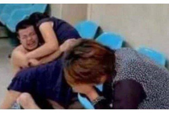 Con dâu vỡ ối sớm mẹ chồng không cho mổ, nhìn đứa trẻ ra đời cả nhà khóc ngất