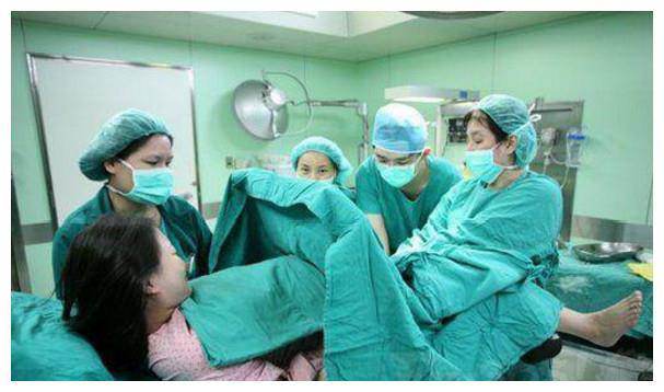 Con dâu vỡ ối sớm mẹ chồng không cho mổ, nhìn đứa trẻ ra đời cả nhà khóc ngất-1