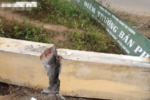 Cổng trường đè chết học sinh: Chủ tịch huyện nói không cốt thép là bình thường-2