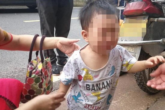 Bé gái hơn 1 tuổi bị bỏ rơi giữa đường với hơn 70 nghìn đồng cùng một dòng tin nhắn đau lòng từ gia đình