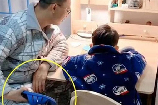 Tiết hóa học đầu năm, thầy giáo viết điều này lên bảng khiến học sinh người thì ôm tim hú hét, người thì lịm đi vì sợ-2