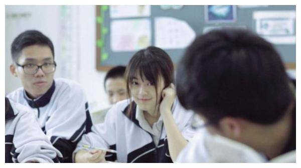 Con gái THCS ngoại hình quá đẹp lại yêu sớm, bố dọn phòng chết lặng thấy thứ này dưới gối-4