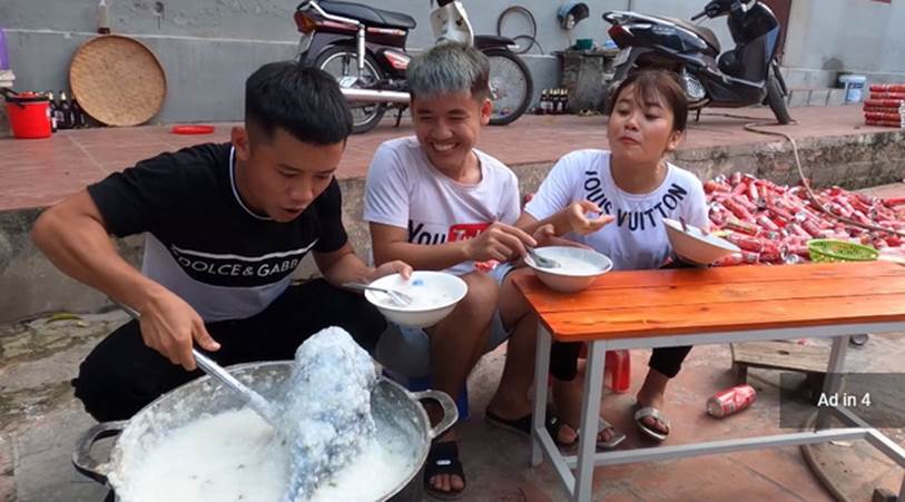 Hưng Vlog chính thức có động thái đầu tiên sau loạt chỉ trích dữ dội vì nấu nồi cháo gà nguyên lông mời các em-2