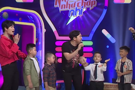 Cờ Cá Ngựa gây tranh cãi khi đi show thiếu nhi mà chiếm sóng, lại còn hát ca khúc về tình yêu trước mặt các bé