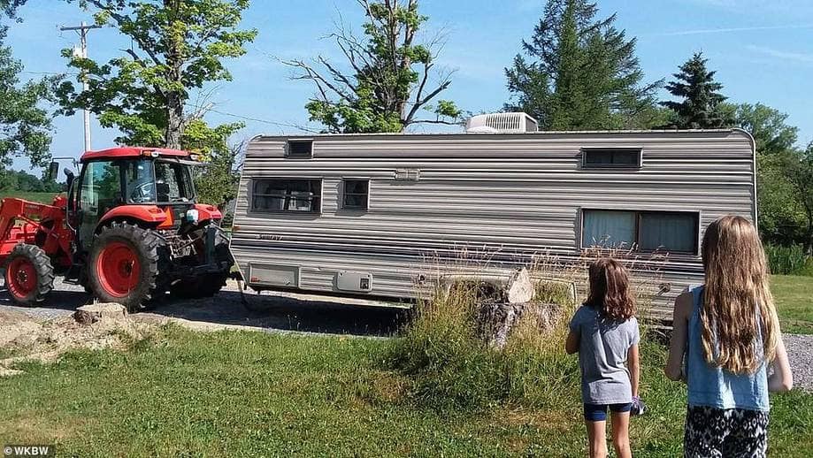 Tài không đợi tuổi: Cô bé 11 tuổi tự lên kế hoạch mua và cải tạo xe cắm trại cũ thành nhà riêng với chi phí chỉ 20,7 triệu đồng-2