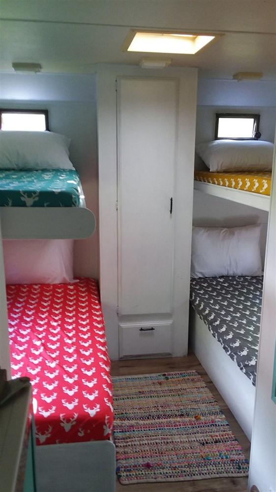 Tài không đợi tuổi: Cô bé 11 tuổi tự lên kế hoạch mua và cải tạo xe cắm trại cũ thành nhà riêng với chi phí chỉ 20,7 triệu đồng-6