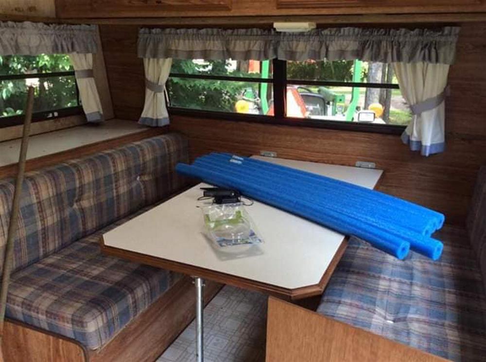 Tài không đợi tuổi: Cô bé 11 tuổi tự lên kế hoạch mua và cải tạo xe cắm trại cũ thành nhà riêng với chi phí chỉ 20,7 triệu đồng-7