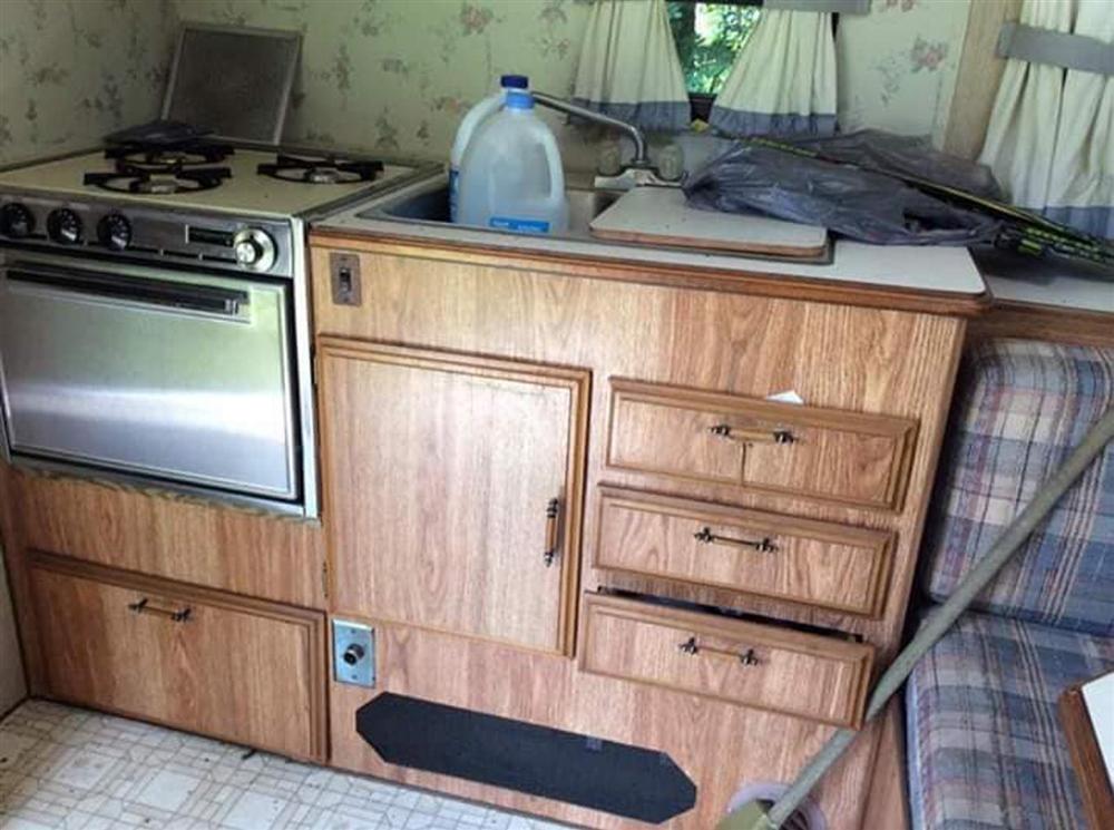 Tài không đợi tuổi: Cô bé 11 tuổi tự lên kế hoạch mua và cải tạo xe cắm trại cũ thành nhà riêng với chi phí chỉ 20,7 triệu đồng-8