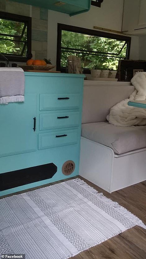 Tài không đợi tuổi: Cô bé 11 tuổi tự lên kế hoạch mua và cải tạo xe cắm trại cũ thành nhà riêng với chi phí chỉ 20,7 triệu đồng-9