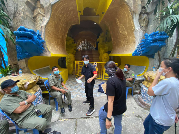 Người dân đến nhận dạng tro cốt tại chùa Kỳ Quang 2: Tôi vỡ oà vui sướng khi tìm được hũ cốt của người thân”-8