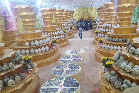 Người dân đến nhận dạng tro cốt tại chùa Kỳ Quang 2: “Tôi vỡ oà vui sướng khi tìm được hũ cốt của người thân”
