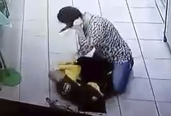 Rúng động: Cựu hoa khôi Nga vô cớ dùng dao đâm nhân viên siêu thị, câu nói khó hiểu đầy thù hằn lúc hành động khiến nhiều người lạnh gáy-2