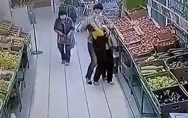 Rúng động: Cựu hoa khôi Nga vô cớ dùng dao đâm nhân viên siêu thị, câu nói khó hiểu đầy thù hằn lúc hành động khiến nhiều người lạnh gáy-3