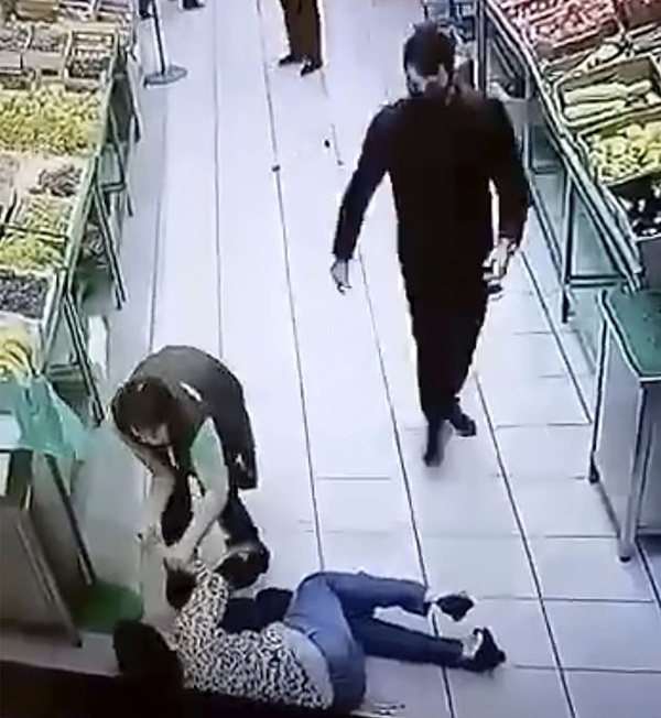 Rúng động: Cựu hoa khôi Nga vô cớ dùng dao đâm nhân viên siêu thị, câu nói khó hiểu đầy thù hằn lúc hành động khiến nhiều người lạnh gáy-4