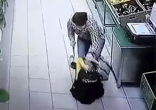 Rúng động: Cựu hoa khôi Nga vô cớ dùng dao đâm nhân viên siêu thị, câu nói khó hiểu đầy thù hằn lúc hành động khiến nhiều người lạnh gáy-5