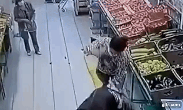 Rúng động: Cựu hoa khôi Nga vô cớ dùng dao đâm nhân viên siêu thị, câu nói khó hiểu đầy thù hằn lúc hành động khiến nhiều người lạnh gáy-1