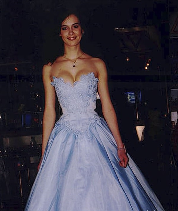 Rúng động: Cựu hoa khôi Nga vô cớ dùng dao đâm nhân viên siêu thị, câu nói khó hiểu đầy thù hằn lúc hành động khiến nhiều người lạnh gáy-7