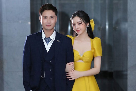 Thái độ thay đổi 180 độ của Thanh Sơn - Quỳnh Kool trên thảm đỏ và clip quay lén nói lên tình trạng thực sự mối quan hệ?