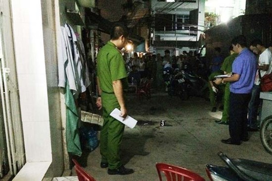 Ghen tuông, chồng truy sát vợ rồi cố thủ trong nhà uống thuốc diệt cỏ tử vong