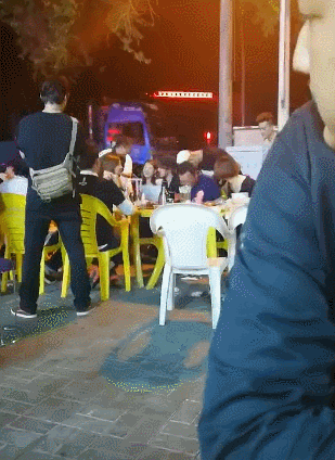 Đang ngồi ăn uống nói chuyện với bạn bè, Triệu Vy sốc khi bỗng dưng bị một người đàn ông ôm chầm cả khuôn mặt-1