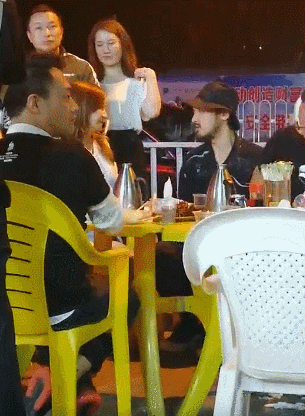 Đang ngồi ăn uống nói chuyện với bạn bè, Triệu Vy sốc khi bỗng dưng bị một người đàn ông ôm chầm cả khuôn mặt-2