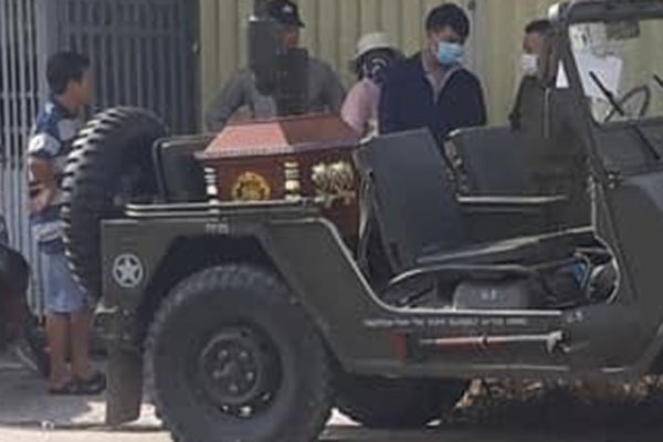 Bé trai sơ sinh người đầy vết tiêm chích bị bỏ rơi trước cổng chùa ở Sài Gòn: Vẫn chưa thể cai máy thở, đang chờ xét nghiệm ADN người đến nhận-4