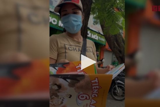 Video: 'Thương vụ' ngã giá gấp 5 lần của ‘cò' sách lớp 6 tại Hà Nội