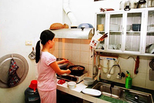 Pha sữa cho con 3 tháng tuổi, người mẹ phát hiện những hạt nhỏ xanh hồng cùng mùi hôi khó chịu, tố cáo việc làm tàn độc của nữ giúp việc-2