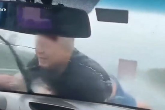 Người đàn ông bám nắp capô ôtô của vợ cũ 20 km