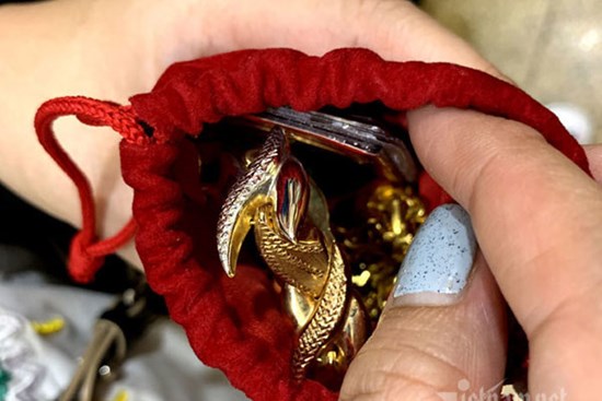 Dồn tiền mua vàng trang sức, tưởng chỉ làm đẹp ai ngờ thắng lớn