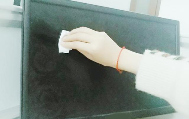 Cách vệ sinh màn hình tivi đúng cách, sạch không tì vết lại không gây hư hỏng-7