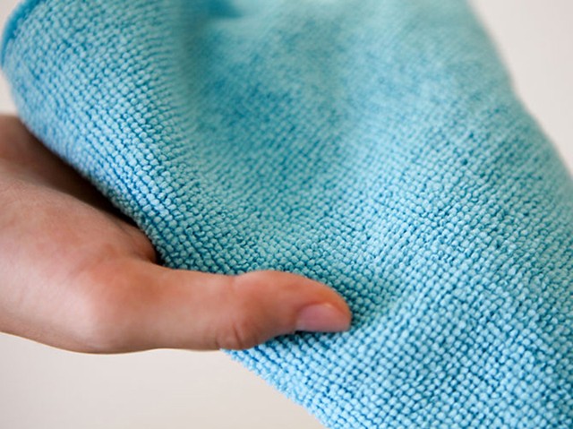 Cách vệ sinh màn hình tivi đúng cách, sạch không tì vết lại không gây hư hỏng-2