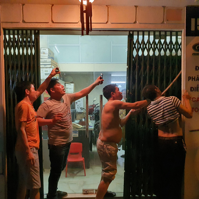 Hết hồn phát hiện bé Na thập thò nơi khe cửa sau khi bỏ lại chiếc vỏ trong nhà, lại còn diện áo đôi với gia chủ khiến dân mạng vừa sợ vừa buồn cười-3