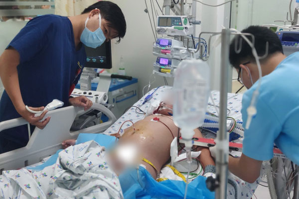 Người đàn ông đang nằm nghỉ đột nhiên nôn ra máu-2