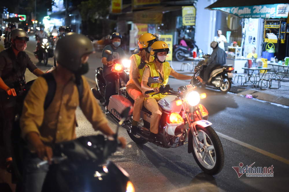 Nữ CSGT đo nồng độ cồn, nam thanh niên Anh say rồi, em lấy xe luôn đi-1