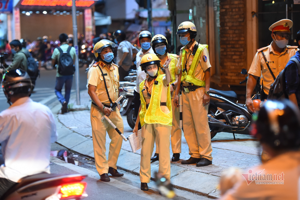 Nữ CSGT đo nồng độ cồn, nam thanh niên Anh say rồi, em lấy xe luôn đi-2