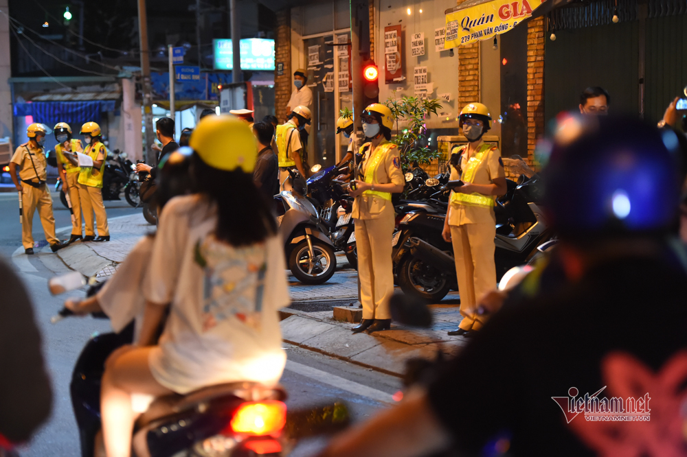 Nữ CSGT đo nồng độ cồn, nam thanh niên Anh say rồi, em lấy xe luôn đi-3