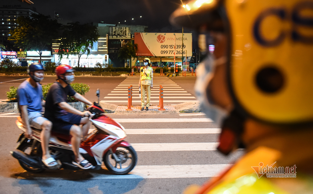 Nữ CSGT đo nồng độ cồn, nam thanh niên Anh say rồi, em lấy xe luôn đi-4