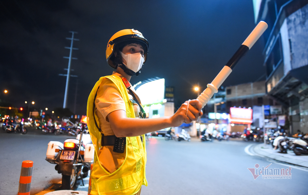 Nữ CSGT đo nồng độ cồn, nam thanh niên Anh say rồi, em lấy xe luôn đi-5