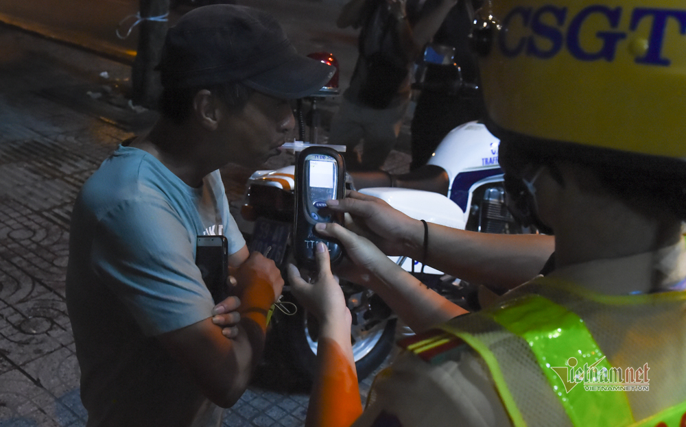 Nữ CSGT đo nồng độ cồn, nam thanh niên Anh say rồi, em lấy xe luôn đi-10