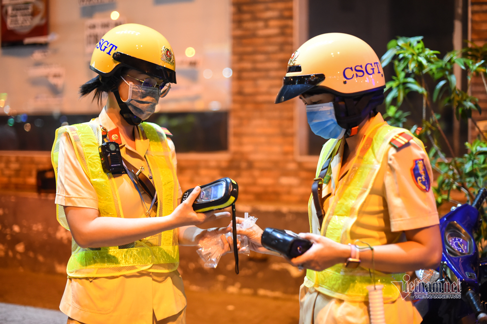 Nữ CSGT đo nồng độ cồn, nam thanh niên Anh say rồi, em lấy xe luôn đi-6