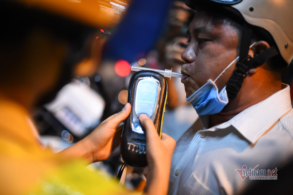 Nữ CSGT đo nồng độ cồn, nam thanh niên Anh say rồi, em lấy xe luôn đi-7