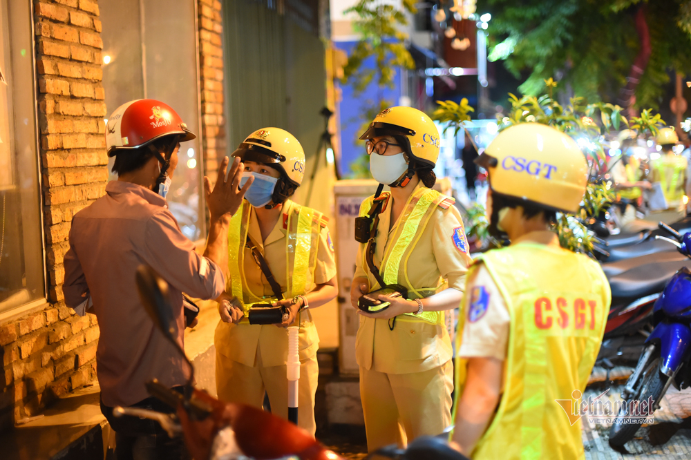 Nữ CSGT đo nồng độ cồn, nam thanh niên Anh say rồi, em lấy xe luôn đi-8