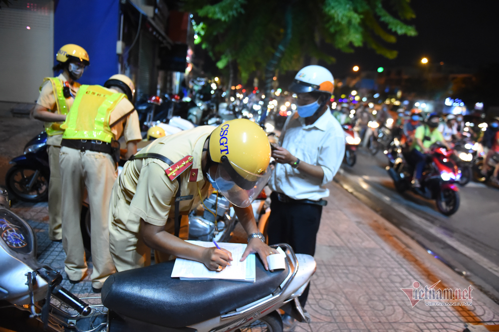 Nữ CSGT đo nồng độ cồn, nam thanh niên Anh say rồi, em lấy xe luôn đi-12